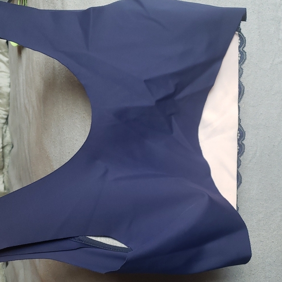 Amazingly comfortable wireless bra - Picture 2 of 4